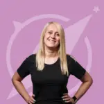 Porträt von Magda Fessy, Coachin für mentale Stärke und berufliche Entwicklung, Gründerin und Inhaberin von MSF Coaching, vor einem rosaroten Hintergrund mit Kompasssymbol.